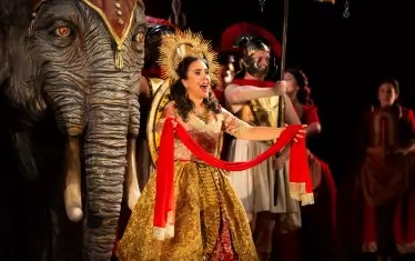 Декорът и костюмите са дело на един и същ дизайнер.