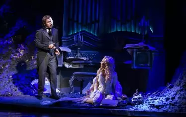 Надим Нааман и Хариет Джоунс като Фантома и неговата любима Кристин.