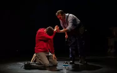  Стоян Радев (прав) е гост-актьор от Варна в русенския спектакъл "Странна случка с куче през нощта".