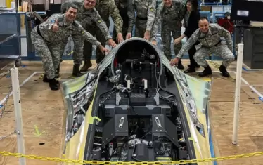 Представители на българските Военновъздушните сили (ВВС) в Грийнвил, Южна Каролина, където се правят вече 7 от изтребителите