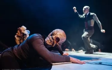  Сцена от "Преображението" по Франц Кафка, постановка на Веселка Кунчева.