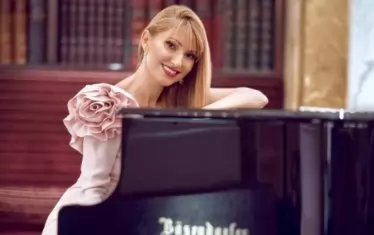  Инициатор на събитието е родената в Пловдив виртуозна пианистка Донка Ангъчева.