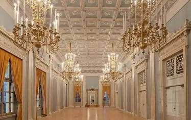  Разкошната обстановка във фоайетата на театъра.