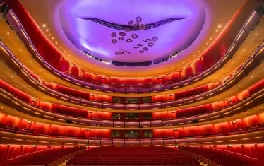  Голямата театрална зала е с капацитет 600 места.