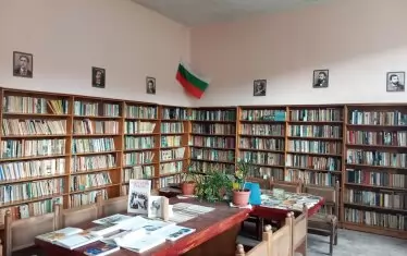 Знаме в ъгъла на библиотеката - не парадира, не на място някак - ама си е там.