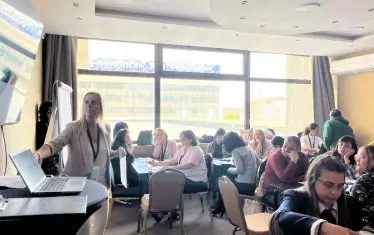 Дебатът вече не е дали да има технологии в клас, а какъв да бъде балансът между екраните и ученето от учебници.