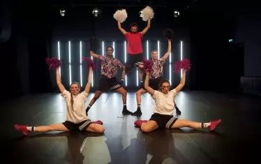  "Радикални мажоретки" на Зуфит Симон.