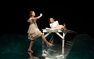  Сцена от спектакъла