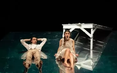  Сюжетът "преобръща" Шекспировата комедия "Сън в лятна нощ".