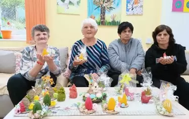 Обитателите на дома вече подготвят великденската украса. 