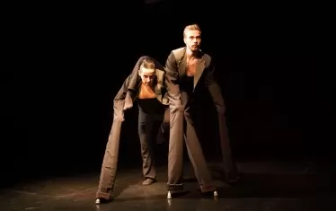  Сцена от спектакъла "Не мърда" на Живко Желязков.