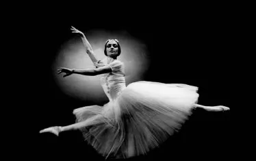  Младата Колдамова в полет на сцената.