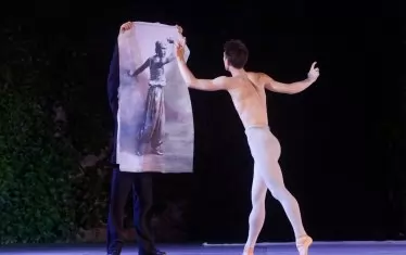  Премиер-солистът Виторио Сколе с прилепналото трико на Нижински...