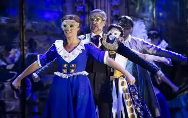 100 артисти ще сменят над 230 тоалета на сцената.