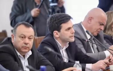 Никола Минчев (в средата) по време на заседанието на временна комисия за проверка на факти и обстоятелства, свързани с дейността на групата около Мартин Божанов.