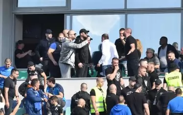 Момент от напрежението между фенове на "Левски", които тръгнаха да се разправят с част от ръководството на клуба.