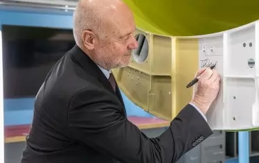 Доскорошният военен министър Тодор Тагарев се подписва на един от произвежданите в завод в САЩ бъдещ български F-16