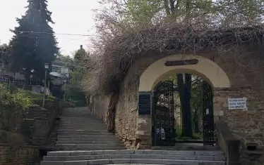 Вдясно от входа на църквата е сложена информация за постоянната изложба.