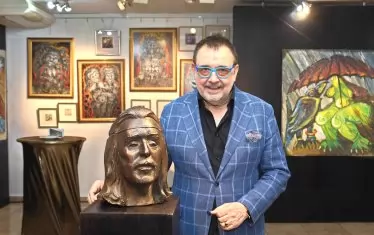  Проф. Любомир Стойков със скулптурния автопортрет на Ставри Калинов. 