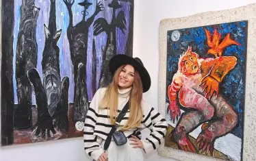  Певицата Есил Дюран по време на откриването на изложбата.