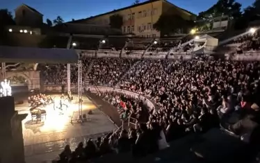 Над 2000 зрители приветстваха Цветана Манева на сцената.