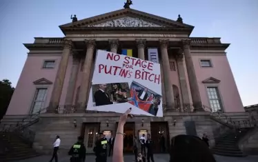  Протести през 2023 г. в Берлин срещу изявите на руското сопрано.