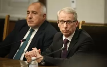 Денков: Тактиката на Борисов и Пеевски е "Който (не) слушка, (не) папка" 