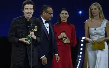 Диодато (вляво)  с наградата за най-добра филмова песен.
