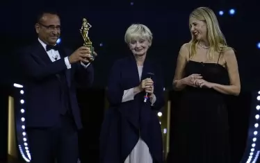  Милена Вукотич с наградата за цялостна кариера.