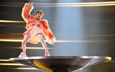  Докато пее и рапира, Немо балансира върху въртяща се платформа.