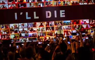 Сертаб Еренер изпълни песента, с която спечели "Евровизия 2003".