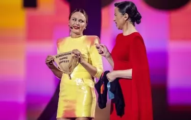 Водещите Малин Акерман и Петра Меде.