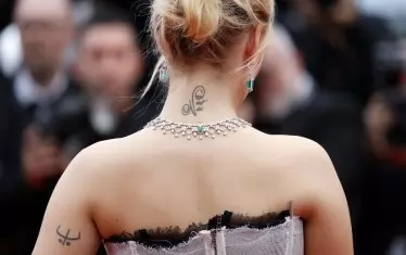 Камерите се спряха подробно и върху татуировките на българската звезда.