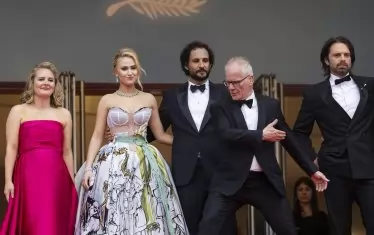 Екипът на филма преди премиерата. Човекът, който ръкомаха, е директорът на фестивала в Кан Тиери Фремо.