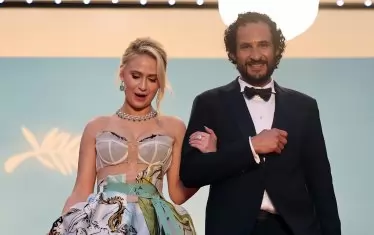 Звездата на "Стажантът" с режисьора Али Абаси.