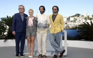 По-неглиже на дневната пресконференция на филма.