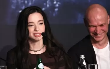 Майки Мадисън и руският актьор Юрий Борисов са в главните роли във филма победител "Анора".