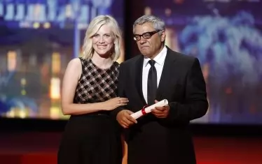 Мохамад Расулоф и актрисата Мелани Лоран, която му връчи специалната награда на журито.