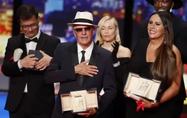 Режисьорът Жак Одиар и транссексуалната актриса Карла София Гаскон.