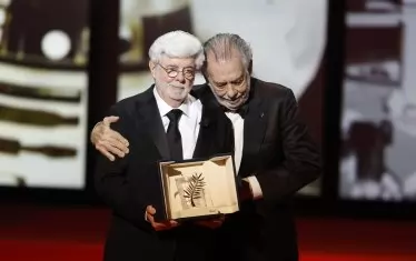 Франсис Форд Копола (вдясно) награждава Джордж Лукас.