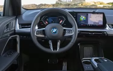 Шофьорското място на BMW ix2.