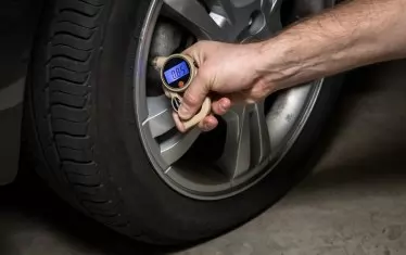 По-старите и евтини системи за следене на налягането в гумите често подават неверни данни.