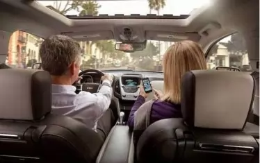 Често личният телефон върши по-добра работа от системата за гласово управление в колата.