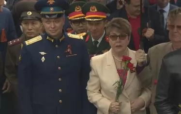 Руската посланичка Елеонора Митрофанова също се появи край шествието