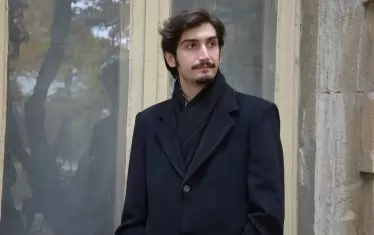  "Младият Парцалев" в елегантен вариант.