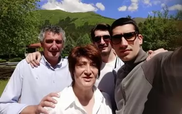  Сандо с родителите си и по-малкия си брат Николай.