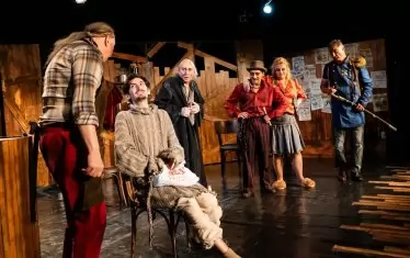  Актьорът в ролята на Лудия в "Мистерия с кон".