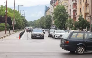  Велоалеаята по бул. Витоша" е свалена от тротоара на пътното платно, а успоредното паркиране е заменено с косо.