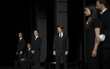  Свят на юпита, облечени почти като ортодоксални евреи...