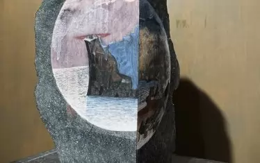  "На друго място" е мястото, където човек е щастлив.